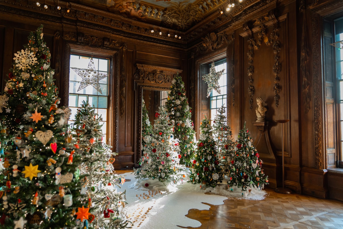 ChatsworthHouseDerbyshireChatsworthHouseatChristmasGreatChamber