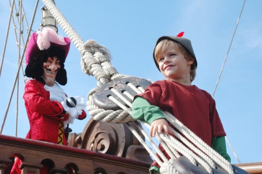 Captain Hook with Child ©Disney