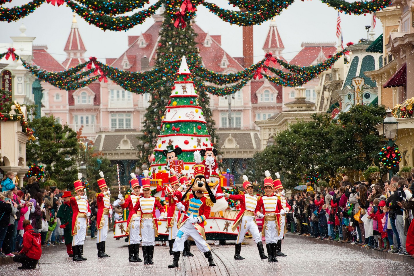 Goofy in the Christmas Parade © Disney - Greatdays Group Travel