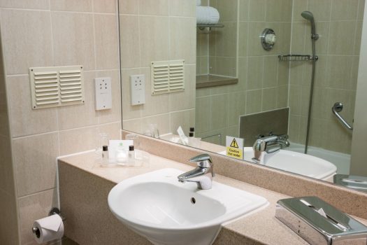 Bathroom © Holiday Inn London Shepperton