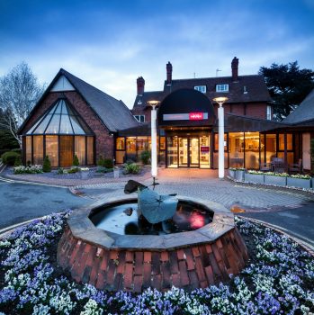 Mercure Hull Grange Park Hotel - Exterior in snow