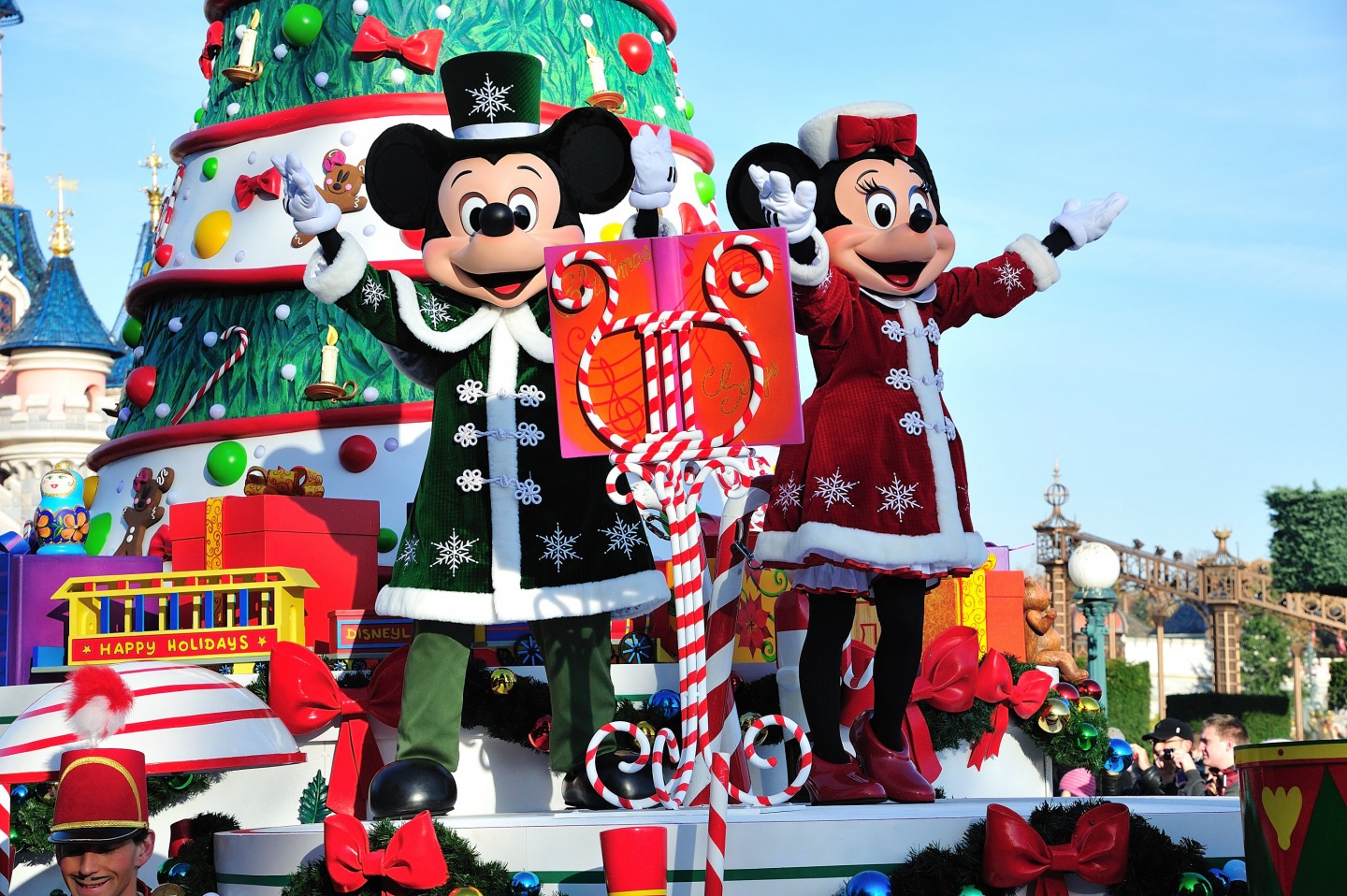 Mickey-and-Minnie-on-Christmas-Parade-Float-©-Disney - Greatdays Group ...