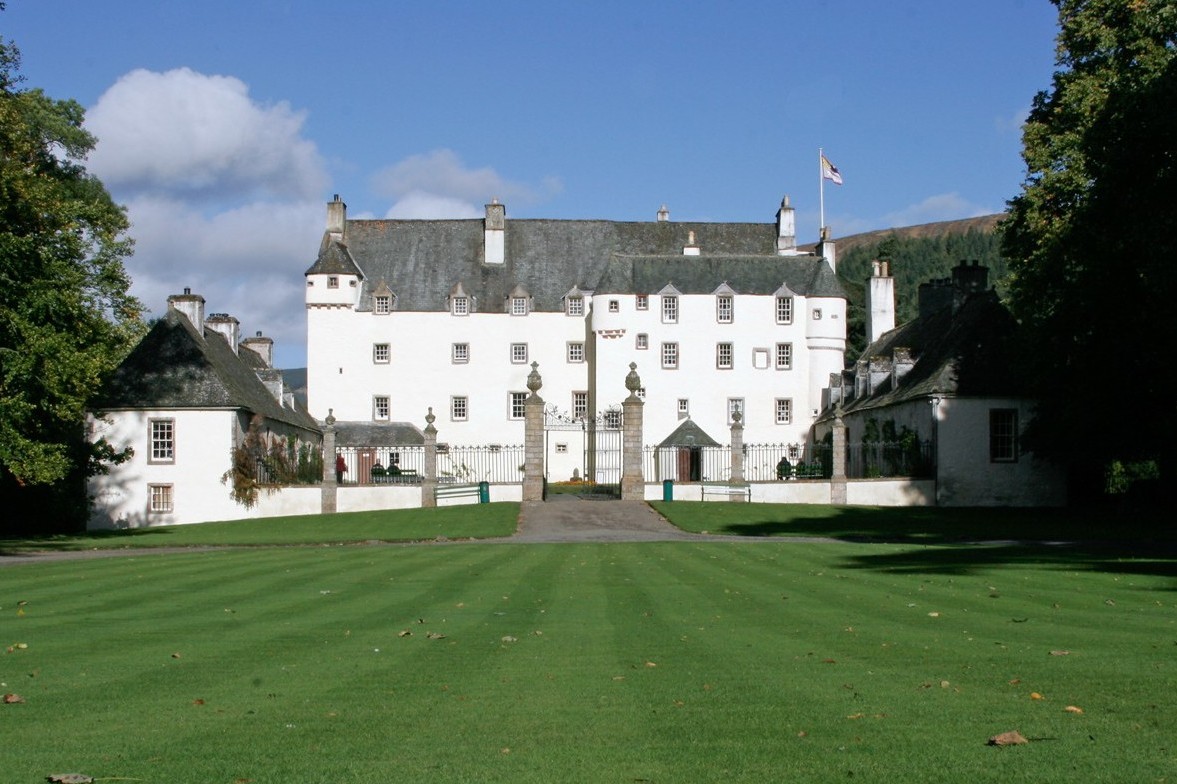 Traquair-house-Front-House NCN - Greatdays Group Travel